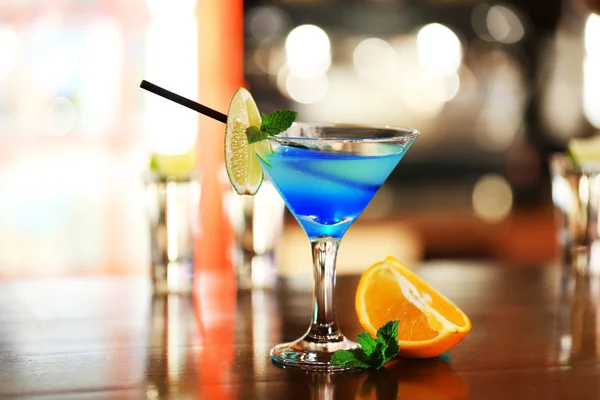 Verres de cocktails sur fond de bar — Photo