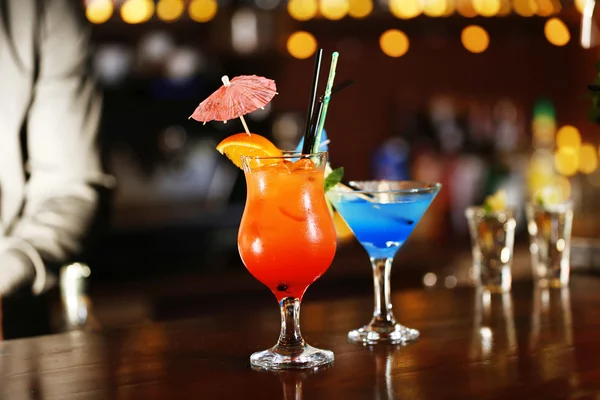 Окуляри коктейлів на барному фоні — стокове фото
