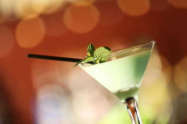 Cocktail on bar counter — Stock Photo, Image