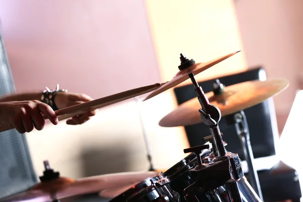 Jovem tocando guitarra elétrica no pub — Fotografia de Stock