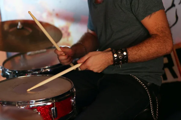 Mão de baterista com bastões e tambores, close-up — Fotografia de Stock