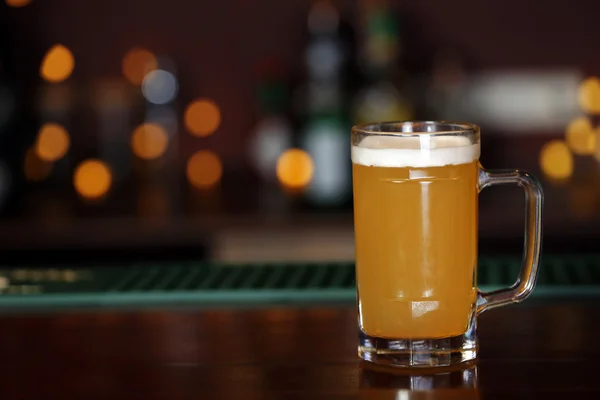 Koud bier glas op bar of pub bureau — Stockfoto