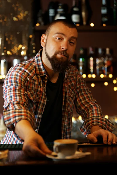 Retrato del camarero guapo en el bar — Foto de Stock