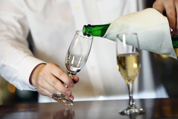 Retrato de barman bonito com garrafa de champanhe — Fotografia de Stock