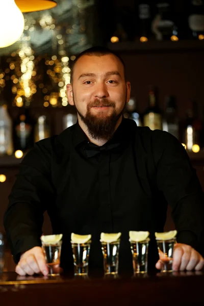 Barkeeper mit Tequila-Brille — Stockfoto