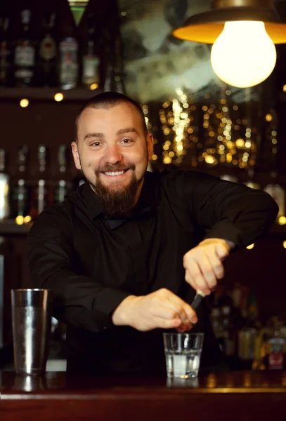 Barkeeper macht Cocktail — Stockfoto