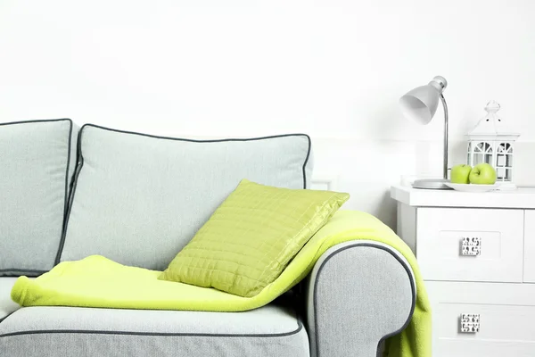 Красочные подушки на диване, крупным планом — стоковое фото