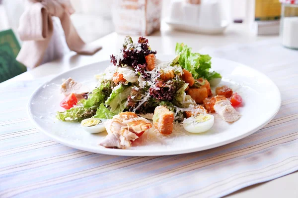 Salada Caesar na mesa no café — Fotografia de Stock