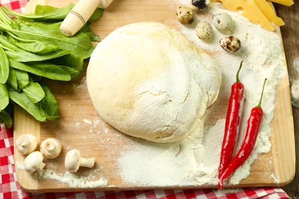 Ingredientes alimentares para pizza na mesa de perto — Fotografia de Stock