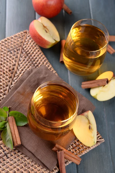 Bicchieri di succo di mela su tavolo di legno, primo piano — Foto Stock