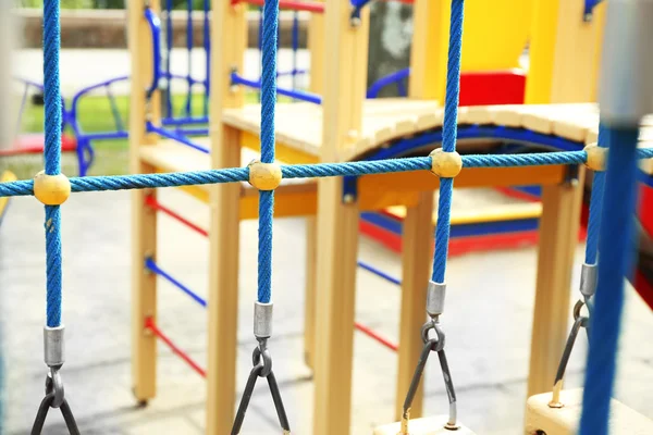 Colorido parque infantil en el parque público — Foto de Stock