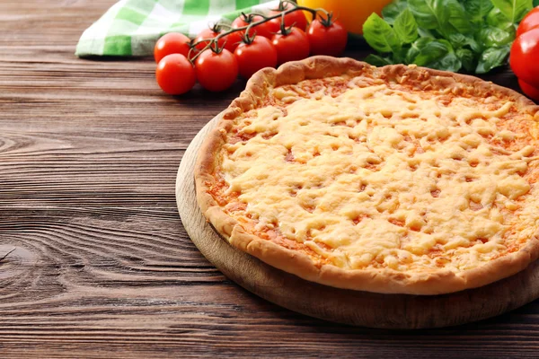 Pizza al formaggio con verdure in tavola da vicino — Foto Stock