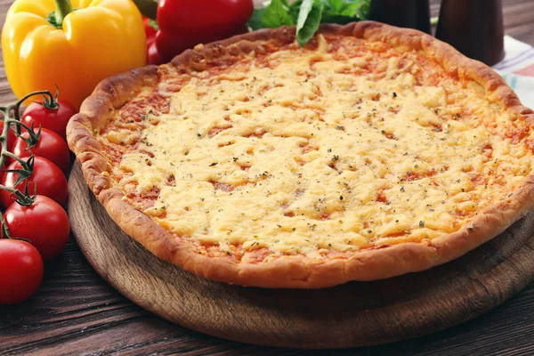 Pizza au fromage avec légumes sur la table close up — Photo