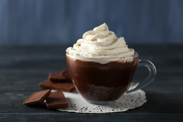 Taza de café con crema sobre fondo de madera de color —  Fotos de Stock