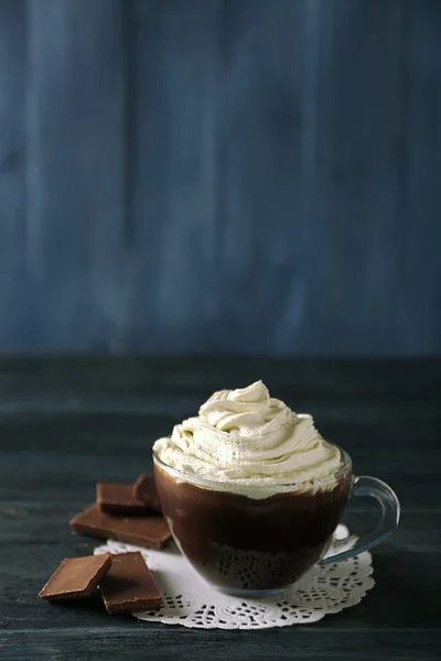 Xícara de café com creme sobre fundo de madeira cor — Fotografia de Stock