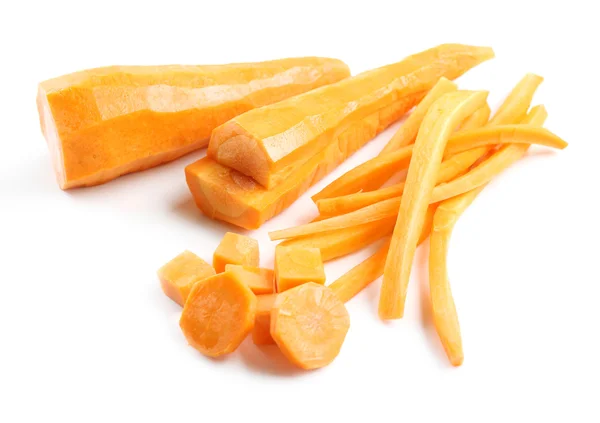 In Scheiben geschnittene und gewürfelte Karotte isoliert auf weiß — Stockfoto