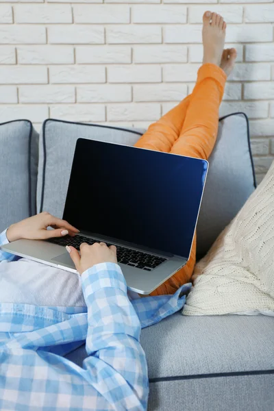 Mulher usando laptop, dentro de casa — Fotografia de Stock