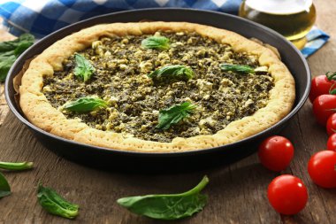 Ispanak ve masaya kiraz domates ile açık pasta yakın çekim