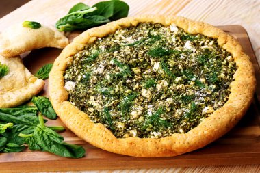 Ispanaklı masada açık pasta yakın çekim