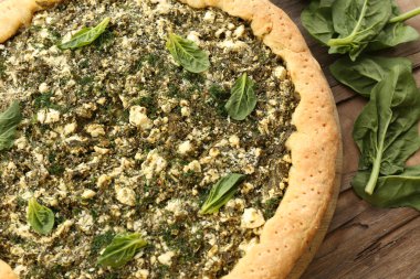 Ispanaklı masada açık pasta yakın çekim