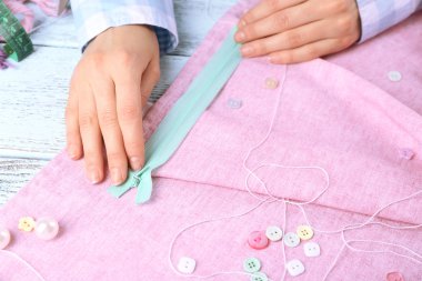 Eller terzi kumaş ile çalışma