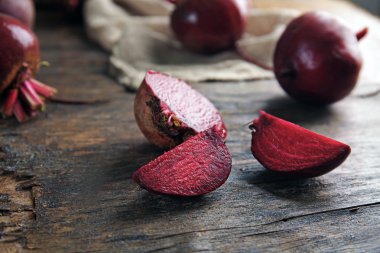 Ahşap masa üzerinde genç pancar yakın çekim