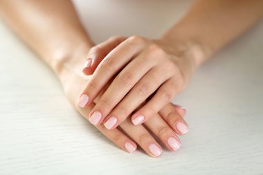 Kadın elleriyle manikür tablo yakın çekim üzerinde Fransız