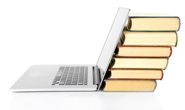 Kitap üzerinde beyaz izole dizüstü bilgisayar ile yığını