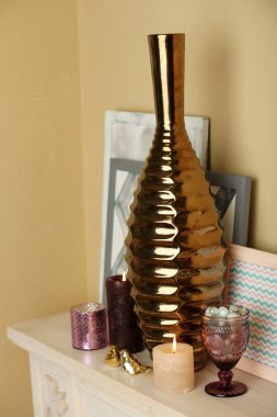 Odasında şömine dekorasyonu ile modern vazo