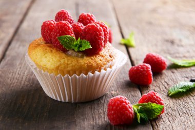 Lezzetli kek çilek ve ahşap masa üzerinde taze nane ile yakın çekim