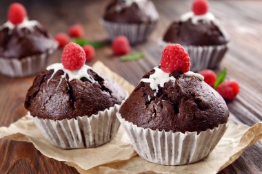 Tablo üzerinde meyveleri ile lezzetli çikolata cupcakes yakın çekim