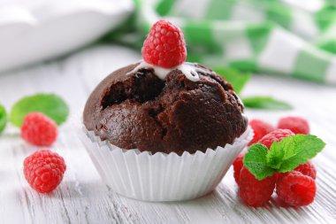 Ahşap masa üzerinde çilek ile lezzetli çikolatalı kek yakın çekim