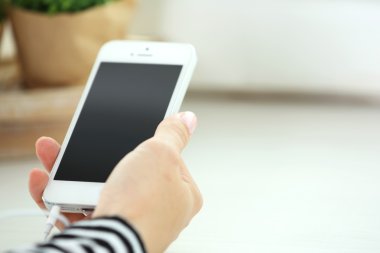 Müzik smartphone içinde el, açık renkli üzerinde