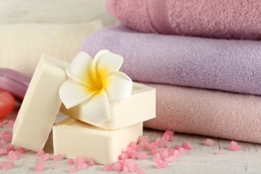 Kalıp doğal sabun ve açık renkli renkli havlu