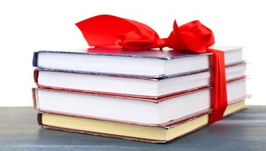 Kurdele ile kitap yığını