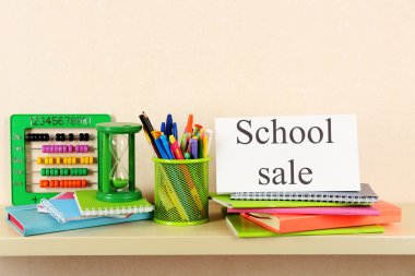 Okul malzemeleri satış, ışık duvar arka plan üzerinde