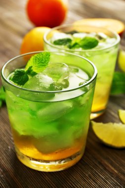 Kireç suyu ile portakal ahşap masa, closeup üzerinde gözlük