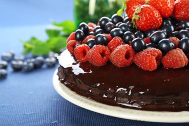 Yaz meyveleri, closeup ile lezzetli çikolatalı kek