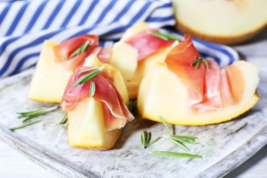 Parma ham ahşap tablo, closeup prosciutto ile kavun