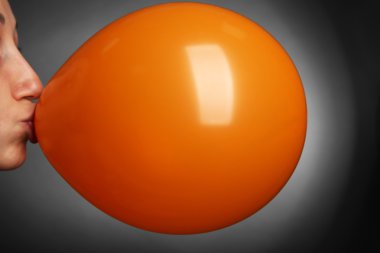 Genç kadın şişirme balon