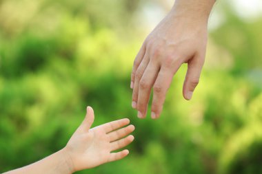 Baba ve kız elleri açık havada