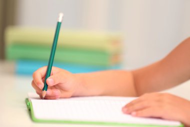 Kız sınıfta işyerinde