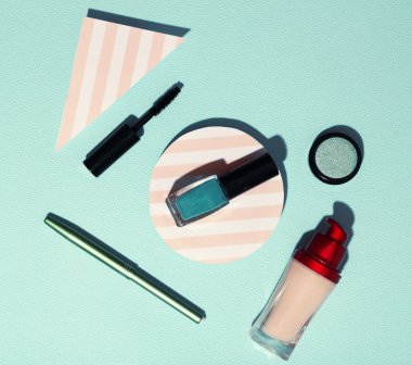 Renkli kağıt arka plan kozmetik ürünleri