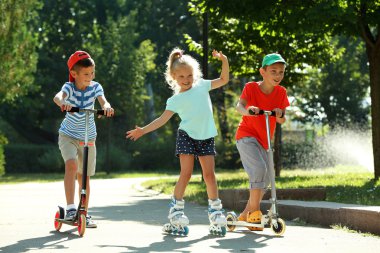 Çocuk scooter ve tekerlekli paten üzerinde sürme