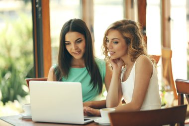 Cafe içinde Laptop kadınlarla
