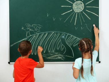 Blackboard okulda çizim çocuklar