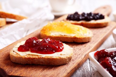 Taze ekmek tereyağı ve tablo farklı sıkışmaları ile yakın çekim