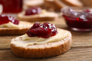 Taze ekmek tereyağı ve reçel tablo ile yakın çekim