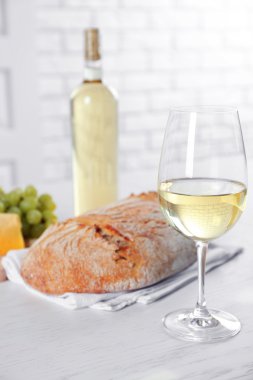 Natürmort, şarap, üzüm, peynir ve ekmek ışık arka plan üzerinde