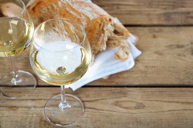 Şarap ve ekmek açık renkli natürmort